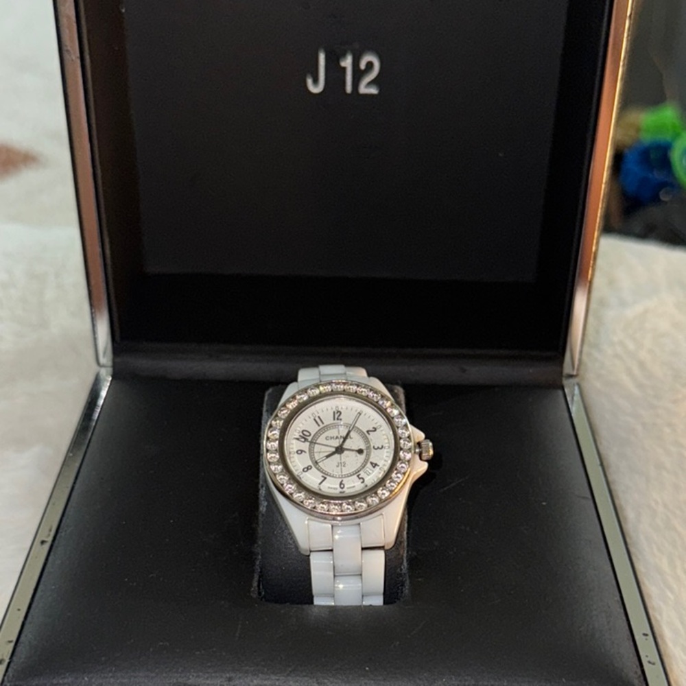 CHANEL J12 White and Silver ceramic H2570
